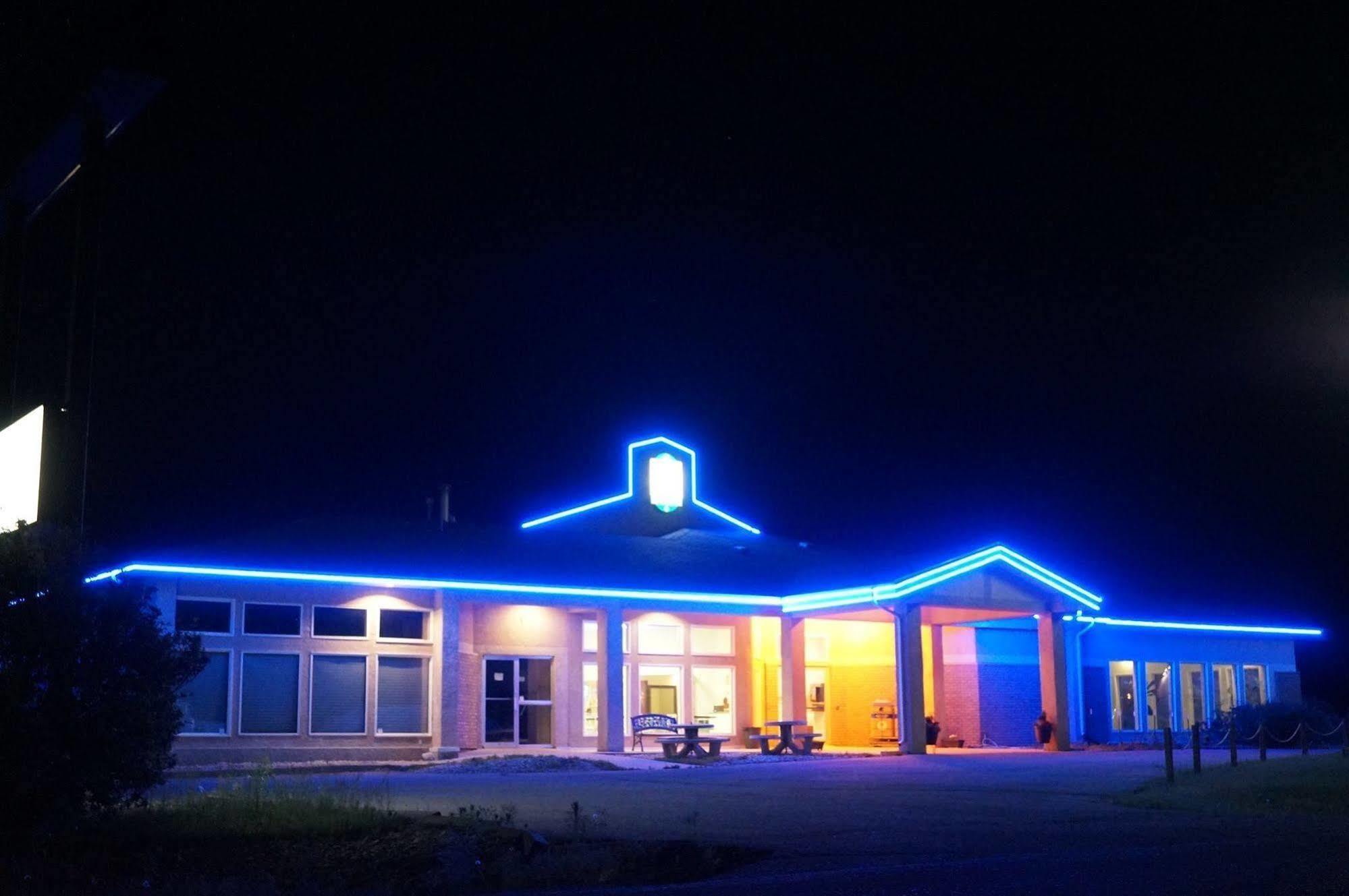 Bay Hill Inns & Suites Neepawa Exterior foto
