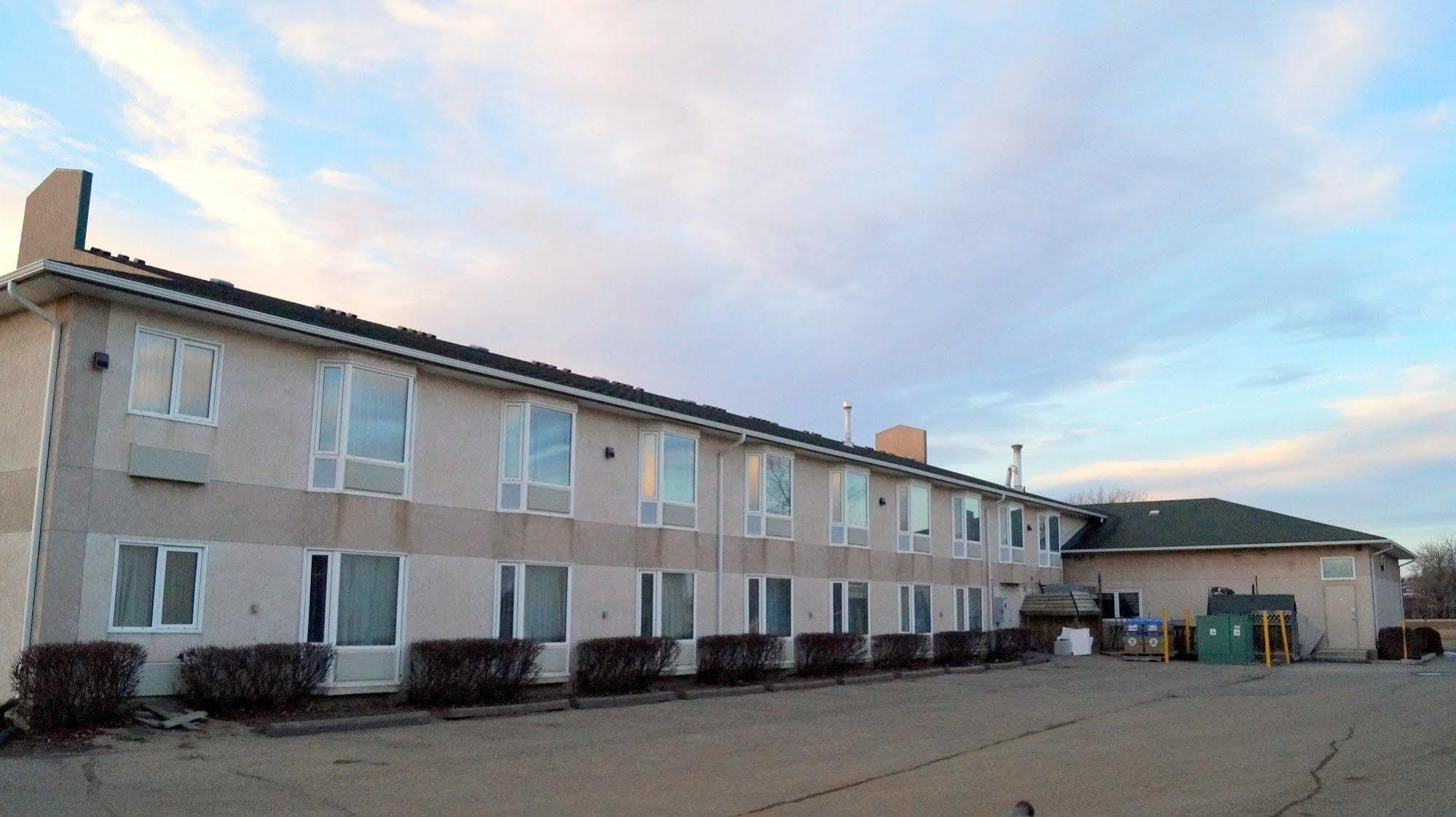 Bay Hill Inns & Suites Neepawa Exterior foto