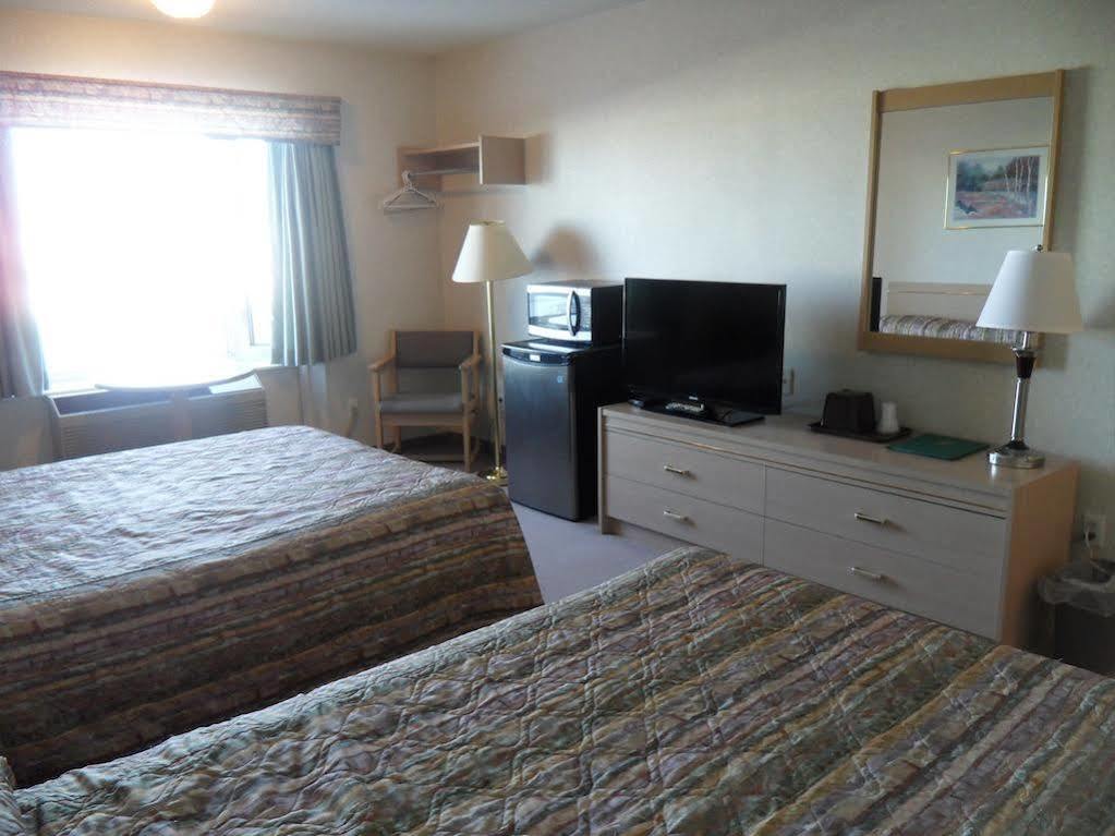 Bay Hill Inns & Suites Neepawa Exterior foto