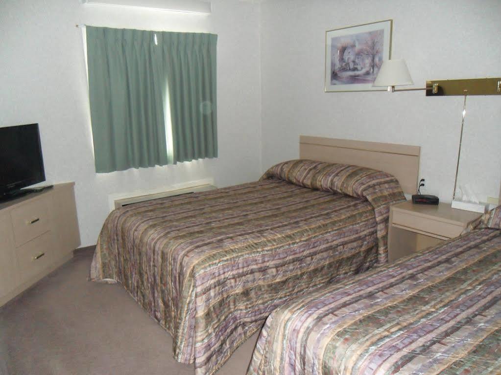 Bay Hill Inns & Suites Neepawa Exterior foto